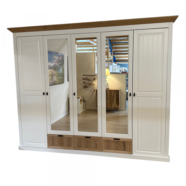 Kleiderschrank Ausstellungsstücke