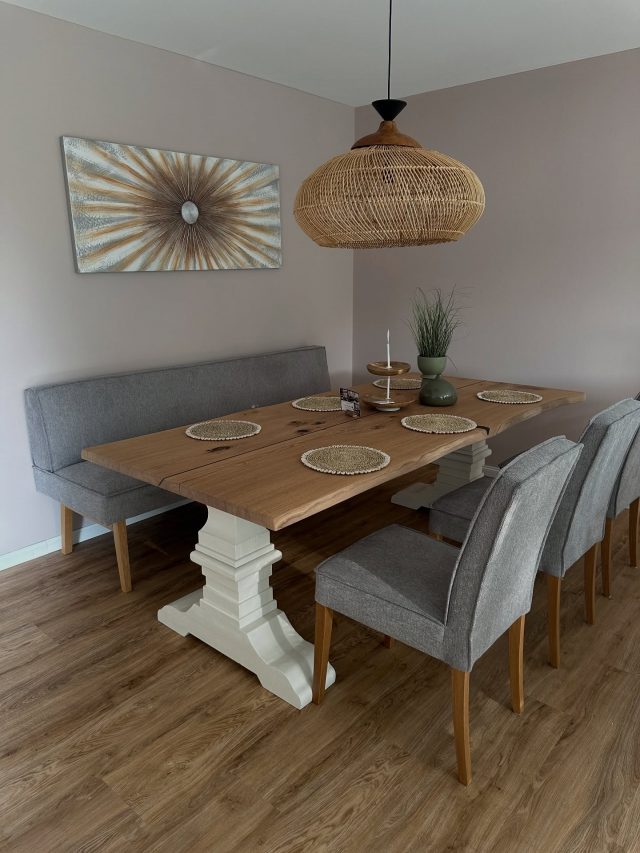 Ein Tisch, der mehr kann als nur Mahlzeiten tragen. 🪵✨
Er ist Treffpunkt, Herzstück und Stil-Statement in einem.
Massives Holz, charaktervolle Oberfläche und Kanten und ein Fuß, der Eindruck macht – hier wird aus Essen Erleben. 🍷🍽️

#kogismöbelhaus #möbelhaus #nordfriesland #möbelnordfriesland #Wohntraum #massivholz #holztisch