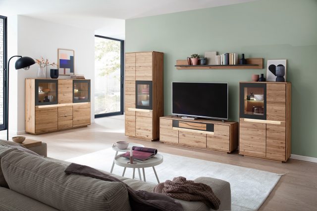 ✨Ab jetzt in unserer Ausstellung✨
Unser neues Wohnprogramm in Wildeiche massiv.🥳

🇩🇪 100% Made in Germany 

💡mit integrierter LED- Beleuchtung & Glasboden-Beleuchtung mit Dimmfunktion 

📏Sonderanfertigungen sind möglich

🛋️ dazu gibt es den passenden Couch- und  Esstisch 

#kogismöbelhaus #nordfrieslanderleben #wohnzimmer #madeingermany🇩🇪 #massivholz #inspiration #sonderanfertigungmöglich