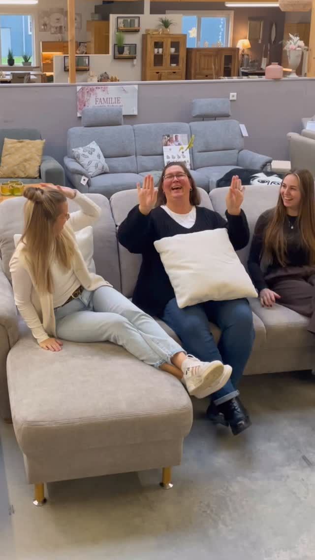 ✨Neu platziert in unserer Ausstellung 

Natürlich gibt es auch diese Garnitur in vielen weiteren Farben & Planungsvarianten. 

Mögliche Funktionen: 
➡️Kopfpolsterverstellung 
➡️Motorische Vorziehbank 
➡️Relaxfunktion (WallAway) 
➡️Funktionsablage inkl. Steckdose & USB-Anschluss

#neuinunsererausstellung #wohninspiration #funktionsgarnitur #möbelnordfriesland #kogismöbelhaus