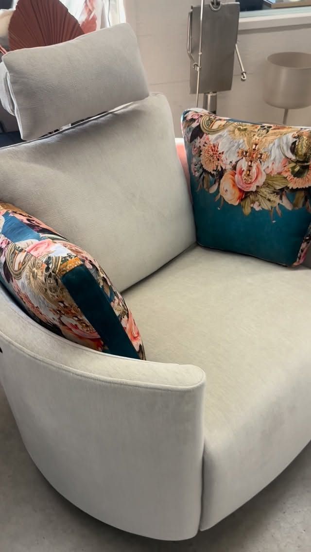 Neu eingetroffen 🥳
Unser Ausstellungs- Sessel zeigt sich jetzt in einem neuen Look. 👀

#kogismöbelhaus #möbelnordfriesland #nordfriesland