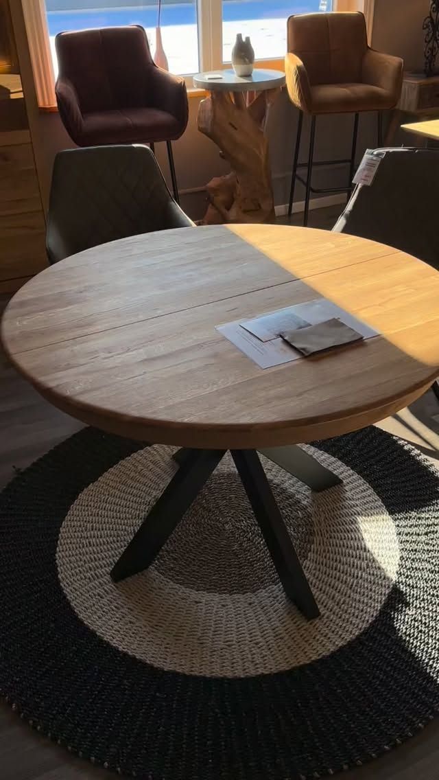 Unser runder Esstisch lässt sich ausziehen und ganz nach deinen Wünschen gestalten. 
Von Holzart über Oberflächenbehandlung bis hin zur Kantenausführung. 

Entdecke die Möglichkeiten und finde dein persönliches Lieblingsstück bei uns. 😊