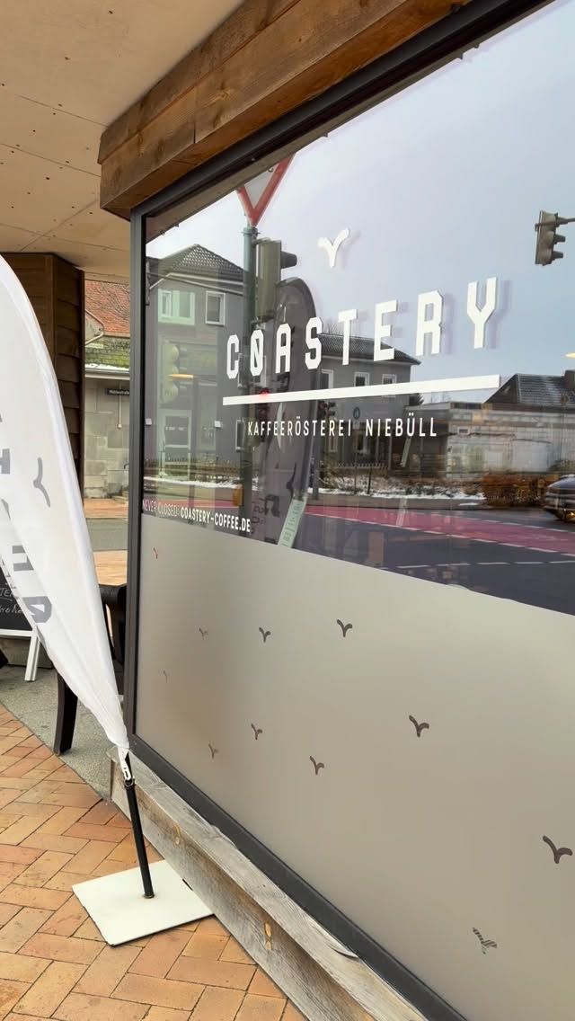 Wenn in Niebüll an der Hauptstraße die weiße Fahne draußen steht, wissen viele schon Bescheid 🚩
→ Es gibt richtig guten Kaffee.
 
Wir sind schon lange in den selbst geröstet Kaffee von Connie & André verliebt und jetzt dürft auch ihr Euch überzeugen!
 
Diesen Sonntag ist André bei uns vor Ort und bringt seine Kaffeesorten mit. Probieren, genießen, Lieblingssorte finden.
 
Guter Kaffee. Menschen. Handwerk. Genau so mögen wir’s.
 
#kogismöbelhaus #möbelhaus #nordfriesland #kaffee #kaffeerösterei handwerk